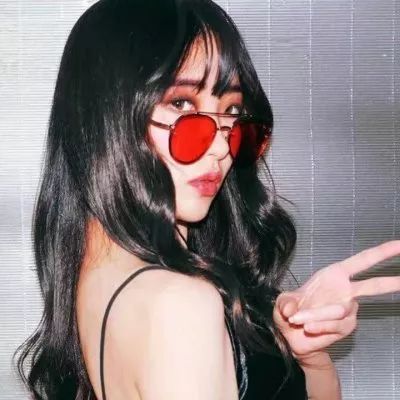 一登山客坠崖被树杈接住：游客捡到崖下手机，抬头发现昏迷男子
